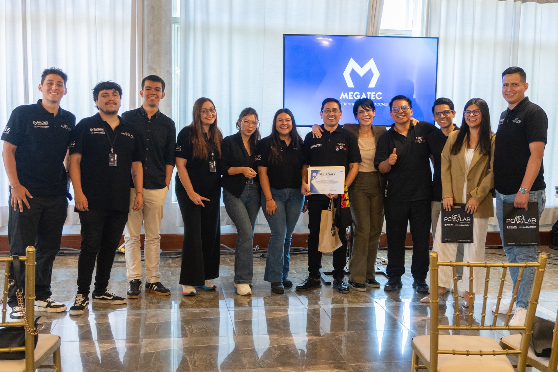 Equipo PDLAB con el Certificado de Participación de MEGATEC
