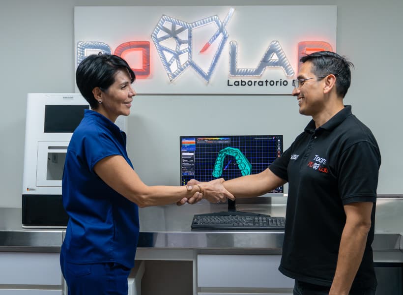 Trabajo en equipo entre odontólogo y laboratorio PDLAB en Lima